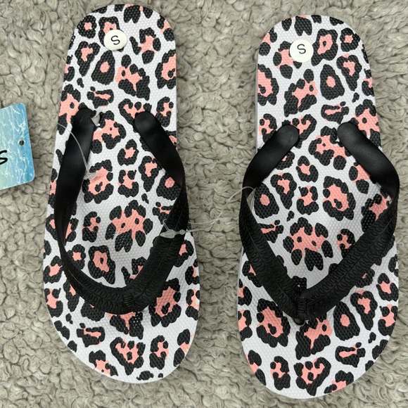 NWT Girls Leopard Print Flip Flops Size 11/12 - Picture 2 of 3
